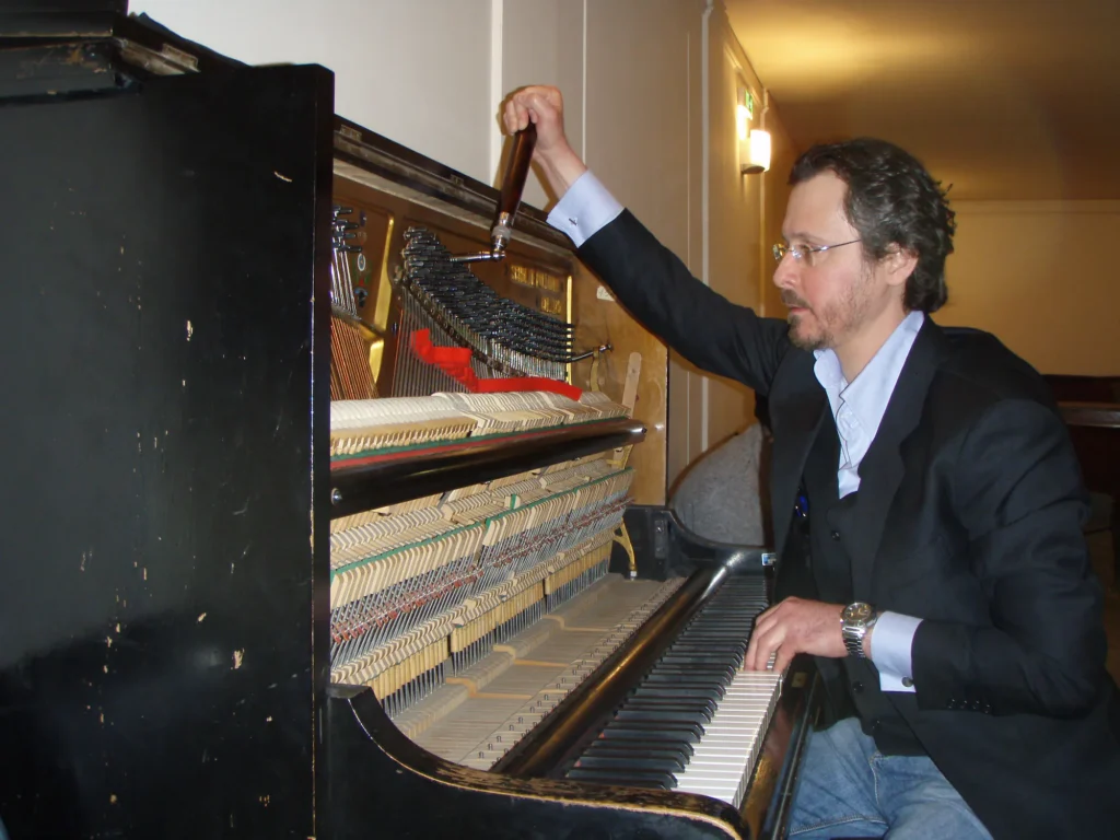 Accordatura del pianoforte verticale nel conservatorio di musica "Santa Cecilia" di Roma.