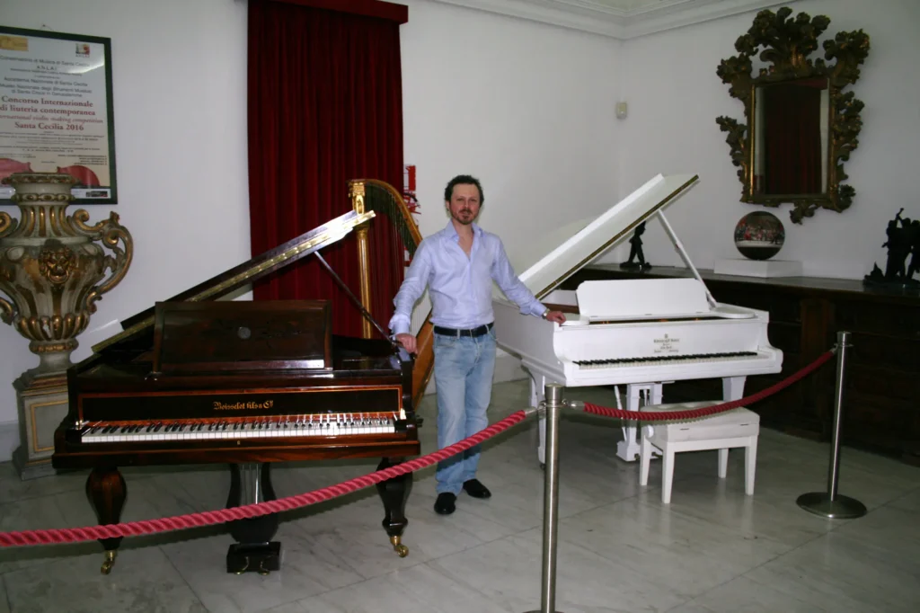 Maestro Andrea Dominici e pianoforti Boisselot & Fils,e Steinway&Sons del Conservatorio Santa Cecilia di Roma.